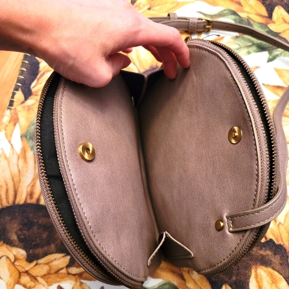 Street Level Crossbody - Picture 5 of 6